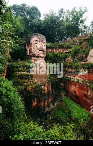 Buddha gigante di Leshan nella provincia di Sichuan, Cina. Il Buddha più grande del mondo. Foto Stock
