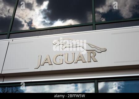 Jaguar segno sulla parte anteriore di una concessionaria in Cambridge Foto Stock