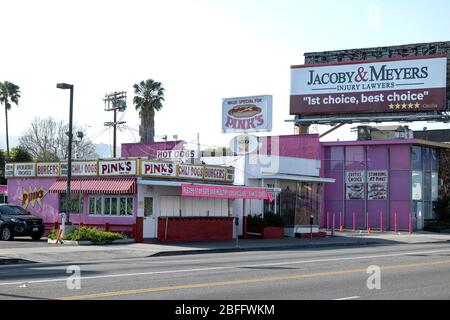 Los Angeles, CA/USA - 16 aprile 2020: Il famoso Hot Dog Stand Pink di Hollywood, noto per le lunghe code, è chiuso durante la quarantena COVID-19 Foto Stock