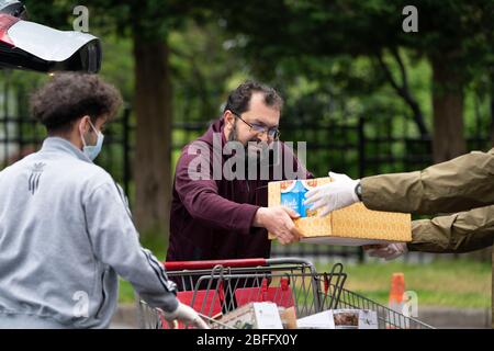 Falls Church, Virginia, Stati Uniti. 18 Aprile 2020. Un uomo consegna le sue donazioni durante un evento di donazione con rientro in auto sabato 18 aprile 2020, presso il Dar al-Hijrah Islamic Center nella Falls Church, Virginia. La moschea distribuisce le donazioni a coloro che ne hanno bisogno durante la pandemia COVID-19. Credit: Sait Serkan Gurbuz/ZUMA Wire/Alamy Live News Foto Stock