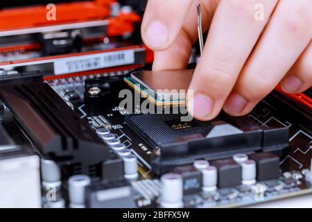 Processo tecnologico di installazione nel microprocessore CPU al socket della scheda madre Foto Stock