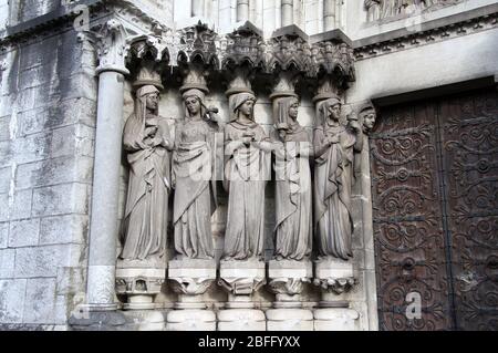 Cinque Wise Virgins sulla facciata ovest della Cattedrale di Cork in Irlanda Foto Stock