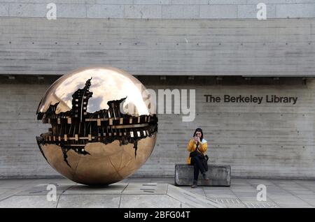 Scultura di sfera all'interno della sfera di Arnaldo Pomodoro all'esterno della Berkeley Library al Trinity College di Dublino Foto Stock