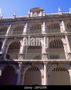 ARQUERIAS DEL PATIO PRINCIPAL DE LA UNIVERSIDAD DE ALCALA DE HENARES O DE SANTO TOMAS DE VILLANUEVA-. Autore: SOPEÑA JOSE. Location: ITALY. Alcalá de Henares. MADRID. SPAGNA. Foto Stock