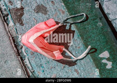 Abbigliamento protettivo COVID-19 scartato per le strade di Brooklyn, New York. Foto Stock