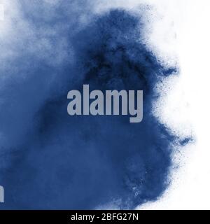 Acquerello su carta bianca con diverse tonalità acquarelle monocromatiche. Classico colore blu acquerello splash, brillante espressivo sfondo astratto wallpap Foto Stock