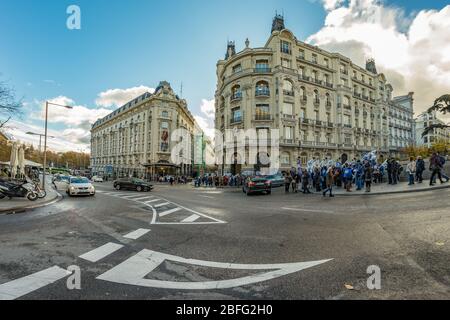 MADRID, SPAGNA - 13 DICEMBRE 2018: Picchetti davanti al Congresso De Los Diputados nel Palazzo del Parlamento, o Plaza de las Cortes. Foto Stock