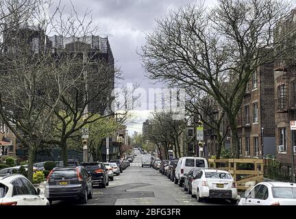 Brooklyn, Stati Uniti. 18 Aprile 2020. (NUOVE) strade vuote e autobus parcheggiati in mezzo a Covid-19. 18 aprile 2020, Brooklyn, New York, USA: Alcune strade rimangono vuote a brooklyn e alcuni autobus turistici parcheggiati a causa della pandemia del covid-19 che ha colpito la città questo sabato. E il governatore di New York Andrew Cuomo ulteriore prolungato isolamento e rimanere a casa ordine fino al 15 maggio.Credit: Niyi Fote /Thenews2 Credit: Niyi Fote/TheNEWS2/ZUMA wire/Alamy Live News Foto Stock