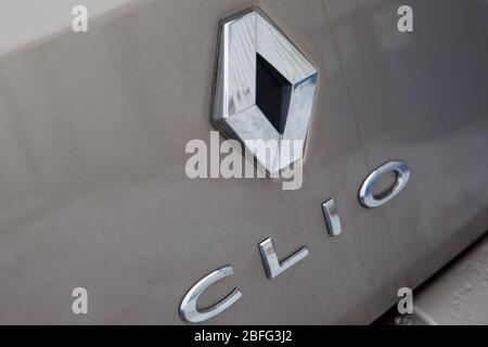 La parte posteriore di una Renault Clio. Sono visibili il logo Renault e il marchio CLIO. Foto Stock