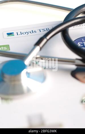 Immagine figurativa della crisi economica che colpisce il TSB dei Lloyds. Nella foto: Uno stetoscopio posto sopra un opuscolo promozionale Lloyds TSB. Foto Stock