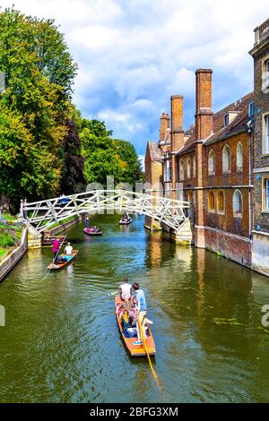 Persone che puntano sul fiume Cam sotto il Mathematical Bridge, Cambridge, Regno Unito Foto Stock