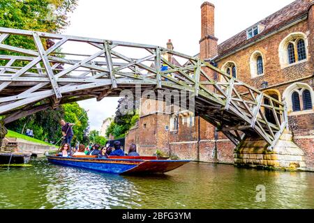 Persone che punzonano sulla River Cam in un punt (barca) sotto il Mathematical Bridge, Cambridge, Regno Unito Foto Stock