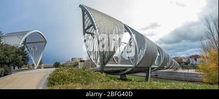 MADRID, SPAGNA - 13 DICEMBRE 2018: Il ponte Arganzuela sul fiume Manzanares nel centro di Madrid, Spagna. E' una struttura futuristica costruita nel 2011. SUP Foto Stock