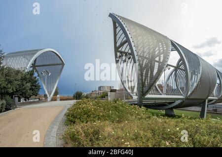 MADRID, SPAGNA - 13 DICEMBRE 2018: Il ponte Arganzuela sul fiume Manzanares nel centro di Madrid, Spagna. E' una struttura futuristica costruita nel 2011. Foto Stock