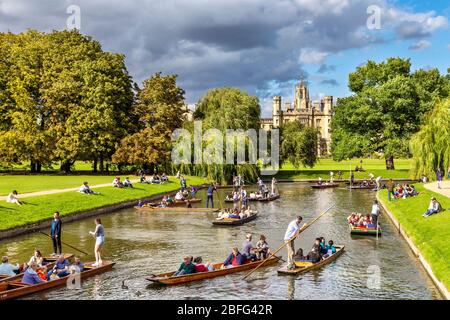 Persone punting sul fiume Cam, Cambridge, Regno Unito