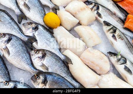 Pesce fresco e filetti al mercato del pesce di Marsiglia, Francia Foto Stock