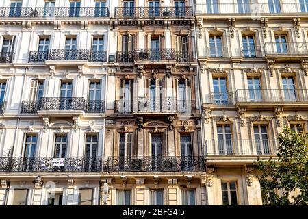 Facciate di edifici residenziali con balconi decorati a Marsiglia, Francia Foto Stock