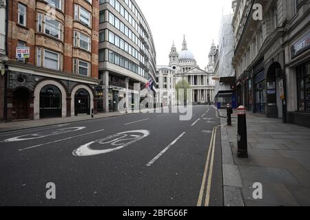 Londra, Regno Unito. 18 Aprile 2020. Giorno ventisei di Lockdown a Londra. Un tranquillo centro di Londra per un sabato, dato che il paese è in blocco a causa della pandemia Coronavirus COVID-19. La gente non è autorizzata lasciare la sede tranne per shopping di alimento minimo, trattamento medico, esercitazione - una volta al giorno e lavoro essenziale. COVID-19 Coronavirus lockdown, Londra, Regno Unito, il 18 aprile 2020 Credit: Paul Marriott/Alamy Live News Foto Stock