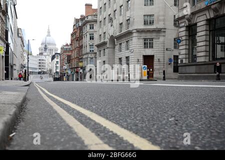 Londra, Regno Unito. 18 Aprile 2020. Giorno ventisei di Lockdown a Londra. Fleet Street è quasi deserta in un centro di Londra molto tranquillo per un sabato, in quanto il paese è in blocco a causa della pandemia Coronavirus COVID-19. La gente non è autorizzata lasciare la sede tranne per shopping di alimento minimo, trattamento medico, esercitazione - una volta al giorno e lavoro essenziale. COVID-19 Coronavirus lockdown, Londra, Regno Unito, il 18 aprile 2020 Credit: Paul Marriott/Alamy Live News Foto Stock