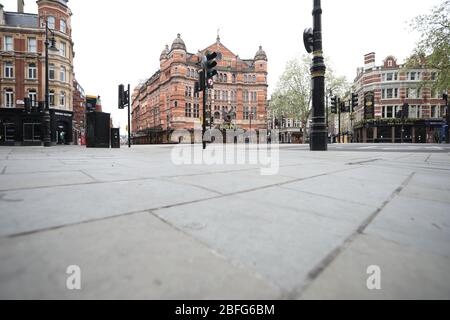 Londra, Regno Unito. 18 Aprile 2020. Giorno ventisei di Lockdown a Londra. Il Palace Theatre, sul Circus di Cambridge, che avrebbe dovuto mostrare Harry Potter e il bambino maledetto. Il paese è bloccato a causa della pandemia di Coronavirus COVID-19. La gente non è autorizzata lasciare la sede tranne per shopping di alimento minimo, trattamento medico, esercitazione - una volta al giorno e lavoro essenziale. COVID-19 Coronavirus lockdown, Londra, Regno Unito, il 18 aprile 2020 Credit: Paul Marriott/Alamy Live News Foto Stock