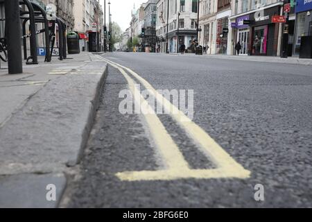 Londra, Regno Unito. 18 Aprile 2020. Giorno ventisei di Lockdown a Londra. Una Oxford Street quasi deserta come il paese è in blocco a causa della pandemia Coronavirus COVID-19. La gente non è autorizzata lasciare la sede tranne per shopping di alimento minimo, trattamento medico, esercitazione - una volta al giorno e lavoro essenziale. COVID-19 Coronavirus lockdown, Londra, Regno Unito, il 18 aprile 2020 Credit: Paul Marriott/Alamy Live News Foto Stock