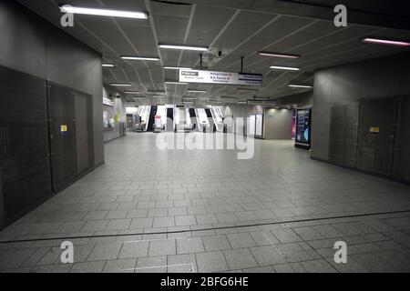 Londra, Regno Unito. 18 Aprile 2020. Giorno ventisei di Lockdown a Londra. Un atrio vuoto alla stazione della metropolitana di Londra Kings Cross, dato che il paese è in blocco a causa della pandemia di Coronavirus COVID-19. La gente non è autorizzata lasciare la sede tranne per shopping di alimento minimo, trattamento medico, esercitazione - una volta al giorno e lavoro essenziale. COVID-19 Coronavirus lockdown, Londra, Regno Unito, il 18 aprile 2020 Credit: Paul Marriott/Alamy Live News Foto Stock