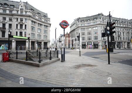 Londra, Regno Unito. 18 Aprile 2020. Giorno ventisei di Lockdown a Londra. Oxford Circus, all'incrocio di Oxford Street e Regent Street è deserta alle 10:40 su un centro molto tranquillo di Londra per un sabato, in quanto il paese è in blocco a causa della pandemia Coronavirus COVID-19. La gente non è autorizzata lasciare la sede tranne per shopping di alimento minimo, trattamento medico, esercitazione - una volta al giorno e lavoro essenziale. COVID-19 Coronavirus lockdown, Londra, Regno Unito, il 18 aprile 2020 Credit: Paul Marriott/Alamy Live News Foto Stock