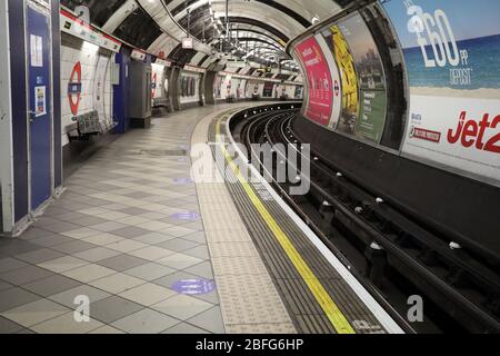 Londra, Regno Unito. 18 Aprile 2020. Giorno ventisei di Lockdown a Londra. La linea nord della metropolitana alla stazione della banca è molto tranquilla per un sabato, perché il paese è in blocco a causa della pandemia Coronavirus COVID-19. La gente non è autorizzata lasciare la sede tranne per shopping di alimento minimo, trattamento medico, esercitazione - una volta al giorno e lavoro essenziale. COVID-19 Coronavirus lockdown, Londra, Regno Unito, il 18 aprile 2020 Credit: Paul Marriott/Alamy Live News Foto Stock