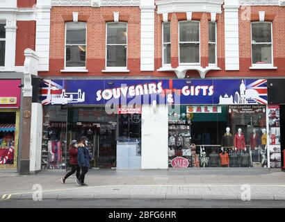 Londra, Regno Unito. 18 Aprile 2020. Giorno ventisei di Lockdown a Londra. La gente cammina davanti ad un negozio chiuso di souvenir su Oxford Street in un centro molto tranquillo di Londra per un sabato, dato che il paese è in blocco a causa della pandemia del Coronavirus COVID-19. La gente non è autorizzata lasciare la sede tranne per shopping di alimento minimo, trattamento medico, esercitazione - una volta al giorno e lavoro essenziale. COVID-19 Coronavirus lockdown, Londra, Regno Unito, il 18 aprile 2020 Credit: Paul Marriott/Alamy Live News Foto Stock