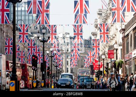 Regent Street, coperta di bandiere britanniche durante le nozze reali del Principe William e di Catherine Middleton, che si sono svolte il 29 aprile 2011 a Londra. Foto Stock