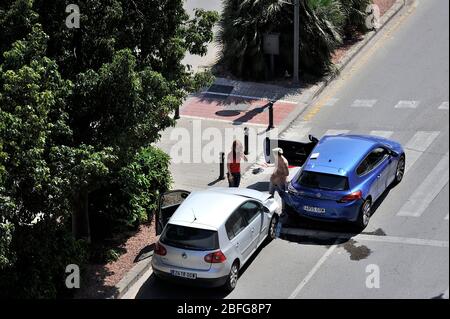 incidente d'auto a portata di mano al semaforo Foto Stock