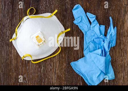 BELLEVUE, WA/USA – 18 APRILE 2020: Forniture di sicurezza PPE su un tavolo in legno, maschera 3M 8511 N95 e guanti monouso in nitrile Foto Stock