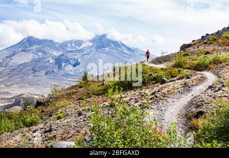 Una donna escursionista su Johnston Ridge Trail, Monte Sant Helens National Volcanic Monument Foto Stock