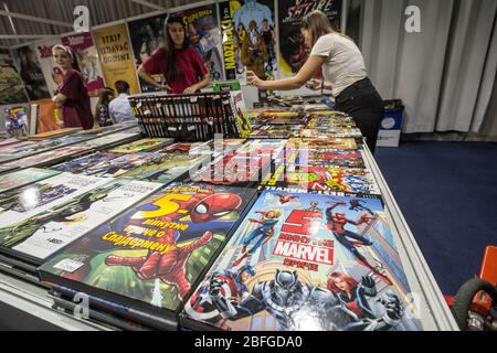 BELGRADO, SERBIA - 25 OTTOBRE 2019: Copertine di libri di fumetti Marvel in fila sugli scaffali di un bookstorre, con la maggior parte dei superheros iconici Foto Stock