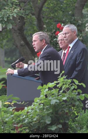 Il presidente degli Stati Uniti George W. Bush fa le osservazioni nel giardino delle rose della Casa Bianca a Washington, DC dopo il suo ordine esecutivo riguardo le sanzioni finanziarie degli Stati Uniti contro le reti terroristiche, lunedì, 24 settembre 2001 come Segretario di Stato degli Stati Uniti Colin Powell, destra, E il Segretario del Tesoro degli Stati Uniti Paul o'Neill, centro, ascoltare al suo side.Mandatory Credit: Tina Hager - Casa Bianca via CNP. | utilizzo in tutto il mondo Foto Stock