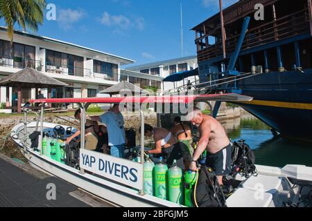 Tauchboot, subacquei Yap Foto Stock