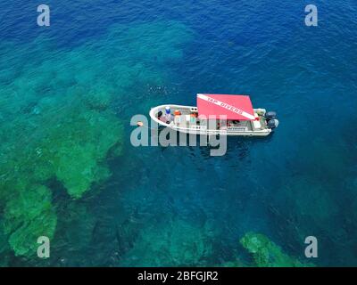 Tauchschiff ankert an Riff, Insel Yap, Südsee, Pazifik Foto Stock