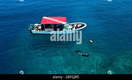 Tauchschiff ankert an Riff, Insel Yap, Südsee, Pazifik Foto Stock