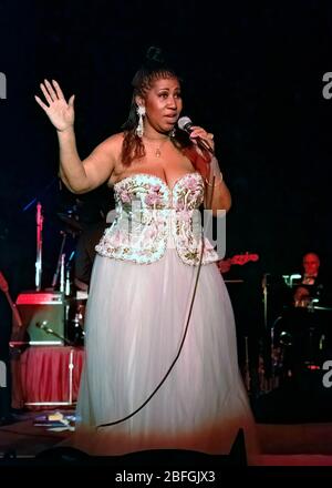 Washington DC., USA, 23 settembre 1992 la 'Regina dell'anima' Aretha Franklin wows la folla alla cena di caduta del Comitato della Campagna Senatoriale Democratica nella Sala da ballo del Washington Hilton Hotel Foto Stock