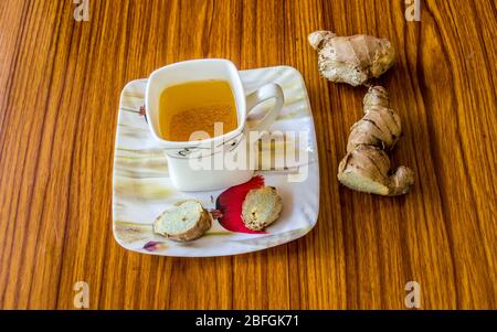 Tè allo zenzero, tè indiano speziato Adrak Chai. Adrak Wali Chai (tè indiano allo zenzero con latte) composto da succo di limone, miele e naturalmente acqua. Adrak Chai vigilia Foto Stock