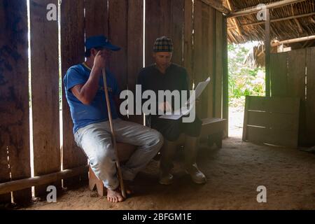 Shuar Indigenous Community opera in Amazzonia, Ecuador Foto Stock