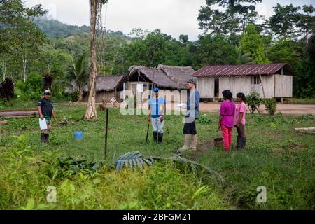 Shuar Indigenous Community opera in Amazzonia, Ecuador Foto Stock