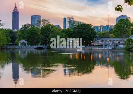 Atlanta, Georgia skyline al tramonto sul lago Clara Meer nel Parco del Piemonte. (STATI UNITI) Foto Stock