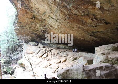 Luogo da visitare in Columbus Ohio cascata, alberi verdi e paesaggio verde roccioso passeggiata sotto il passo, gabbiano nel cielo Foto Stock