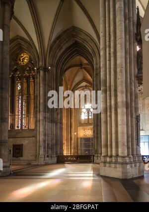 Colonia, Germania - 7 maggio 2015: Il sole splende attraverso enormi colonne nella cupola di Colonia Foto Stock