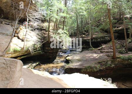 Luogo da visitare in Columbus Ohio cascata, alberi verdi e paesaggio verde roccioso passeggiata sotto il passo, gabbiano nel cielo Foto Stock