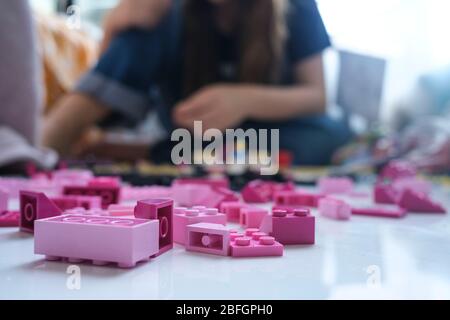 Una ragazza gioca con il suo lego. Foto Stock