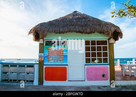 spiagge fronte acqua a cozumel terminal delle navi da crociera cozumel, cozumel, cozumel spiaggia messico, cozumel baia, messico, sud america, sole sedie a sdraio hotel cozumel Foto Stock