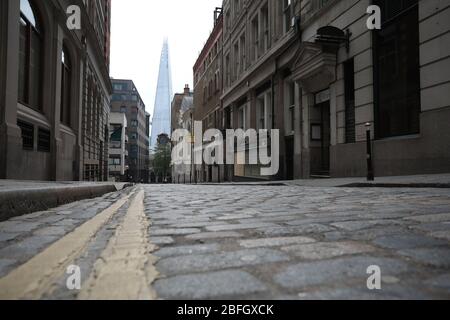 Londra, Regno Unito. 18 Aprile 2020. Giorno ventisei di Lockdown a Londra. La Shard visto giù una terra acciottolata, a nord del fiume. Un tranquillo centro di Londra per un sabato, dato che il paese è in blocco a causa della pandemia Coronavirus COVID-19. La gente non è autorizzata lasciare la sede tranne per shopping di alimento minimo, trattamento medico, esercitazione - una volta al giorno e lavoro essenziale. COVID-19 Coronavirus lockdown, Londra, Regno Unito, il 18 aprile 2020 Credit: Paul Marriott/Alamy Live News Foto Stock