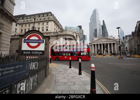 Londra, Regno Unito. 18 Aprile 2020. Giorno ventisei di Lockdown a Londra. Stazione della Banca, vicino alla Banca d'Inghilterra (centro, a destra), come il paese è in blocco a causa della pandemia Coronavirus COVID-19. La gente non è autorizzata lasciare la sede tranne per shopping di alimento minimo, trattamento medico, esercitazione - una volta al giorno e lavoro essenziale. COVID-19 Coronavirus lockdown, Londra, Regno Unito, il 18 aprile 2020 Credit: Paul Marriott/Alamy Live News Foto Stock